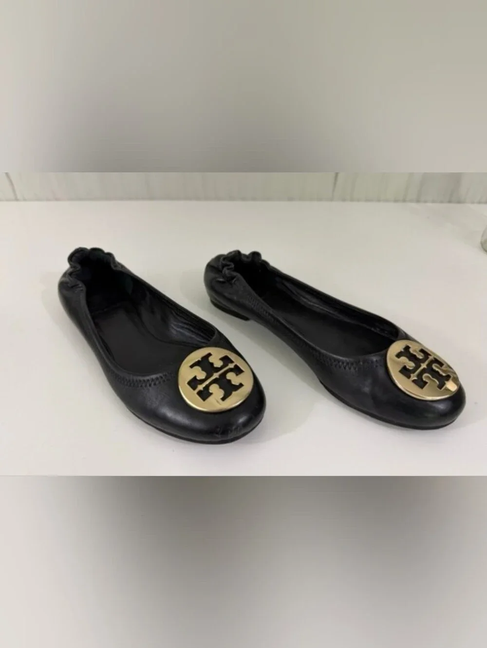 Tory Burch Reva Black Leather Ballet Flats Gold Logo Medallion Scrunch Back Shoe